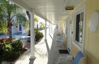 White Sands Beach Resort Холмс Бийч Екстериор снимка